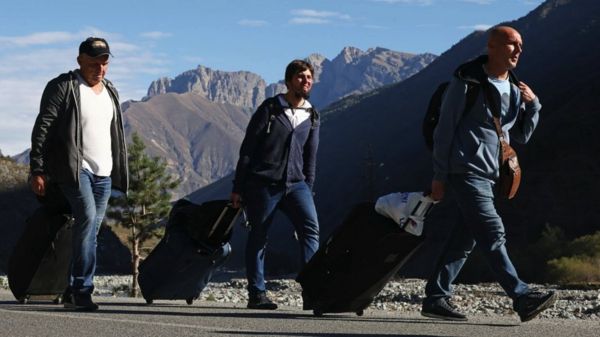 "Гуманитарная катастрофа". Как бегущие от мобилизации провели неделю в пробках на границах России