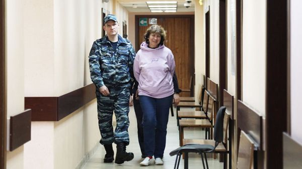 На жительницу Петербурга завели дело за записку на могиле родителей Путина