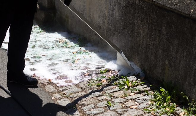 Безопасная термопена Foamstream уничтожит сорняки с эффективностью гербицида