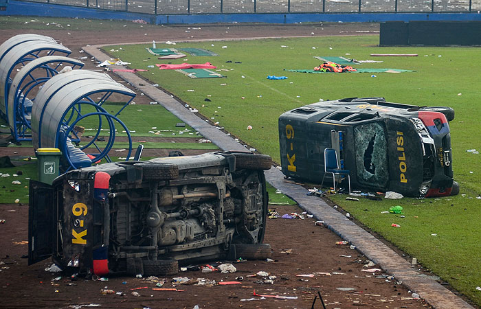 Число жертв беспорядков на стадионе в Индонезии превысило 170 человек