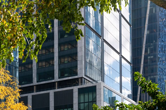 На Манхэттене завершено строительство гигантского небоскреба площадью с городской квартал