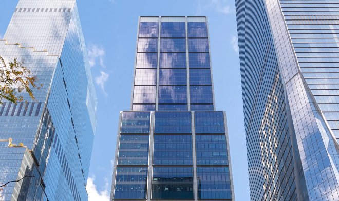 На Манхэттене завершено строительство гигантского небоскреба площадью с городской квартал