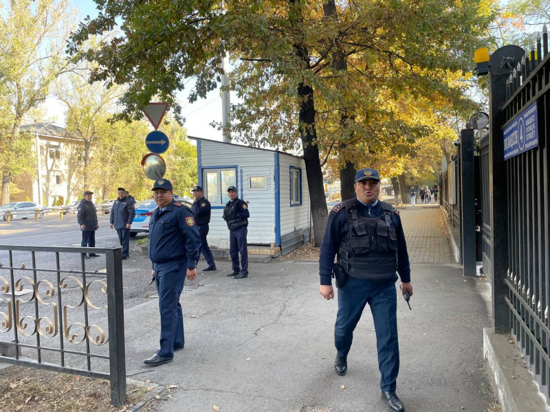 В Алматы перед консульством России задержали активистов, которые вышли против визита Путина в Казахстан
