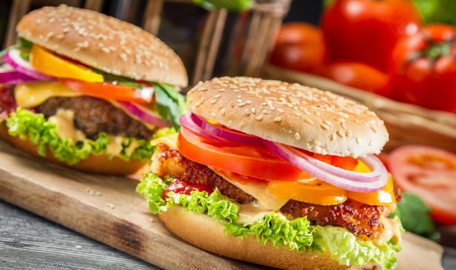 Землю можно спасти от климатической катастрофы — но для этого следует съедать не более двух бургеров в неделю