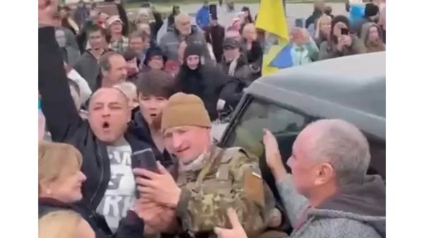 "Херсон - это Украина!" Ликующие жители встречают входящую в город украинскую армию