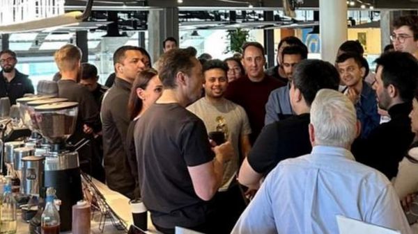 Массовые сокращения в Twitter. Купивший сеть Илон Маск пытается сэкономить и найти новые источники дохода