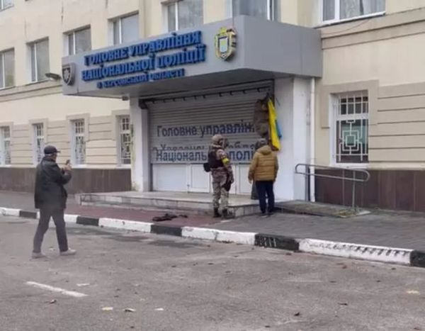 "Херсон - это Украина!" Ликующие жители встречают входящую в город украинскую армию