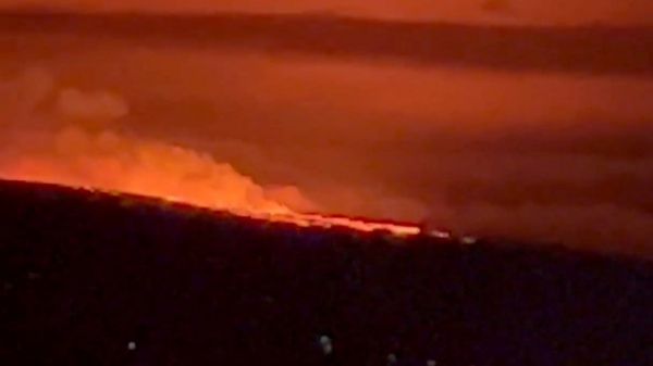 Крупнейший в мире вулкан Мауна-Лоа начал извергаться на Гавайях