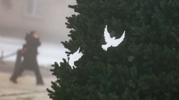 Украина возвращает тепло и свет после российского удара, новогоднюю елку в Харькове поставили в метро