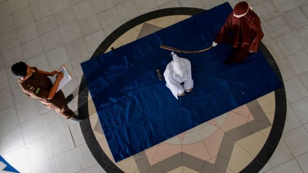 Индонезия законодательно запретила внебрачный секс и отказ от религии