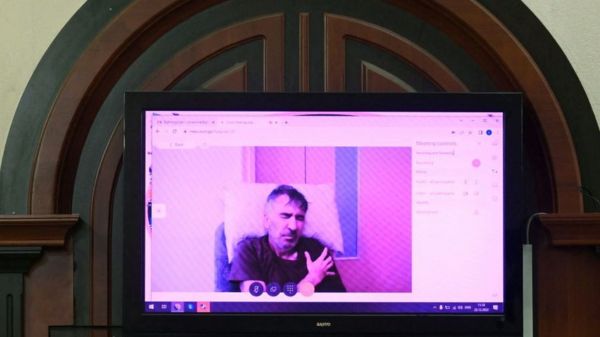 В суде в Грузии показали Саакашвили по видеосвязи. Правящая партия обвинила его в "бездарной симуляции”
