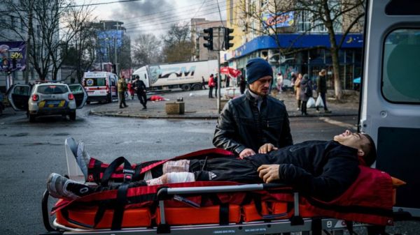 Обстрел центра Херсона: 10 человек погибли, десятки ранены