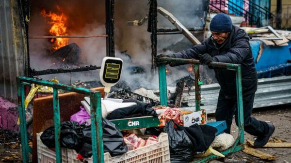 Обстрел центра Херсона: 10 человек погибли, десятки ранены