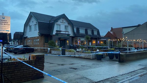 В окрестностях Ливерпуля ищут преступника, открывшего огонь по гостям паба на Рождество