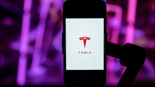 Илон Маск снова продает акции Tesla. Инвесторы волнуются и обвиняют Twitter