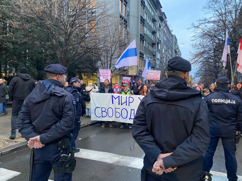 В Белграде сотни россиян вышли на протест против войны в Украине