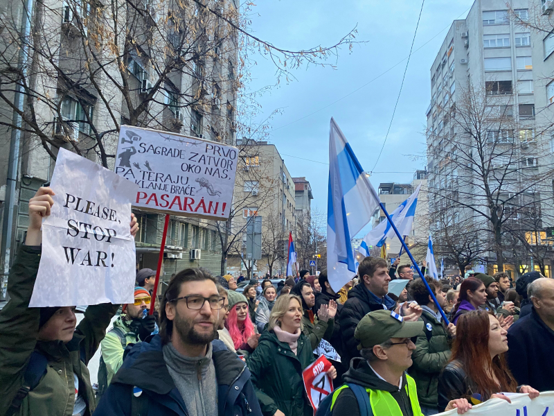 В Белграде сотни россиян вышли на протест против войны в Украине