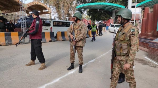 Уже 59 погибших при взрыве в мечети в Пакистане. Власти говорят, что там подорвался смертник