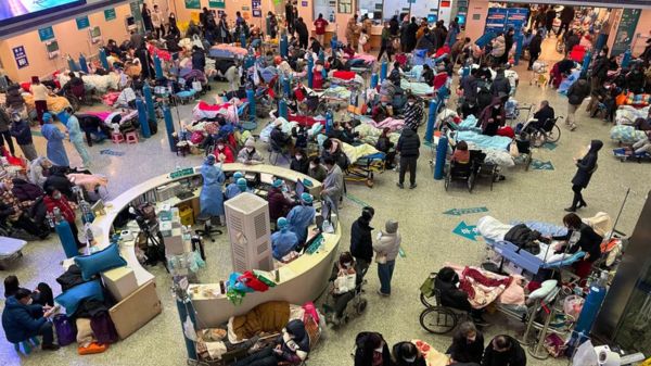 Тесты и карантин: Китай открывает границы, мир снова вводит антиковидные меры