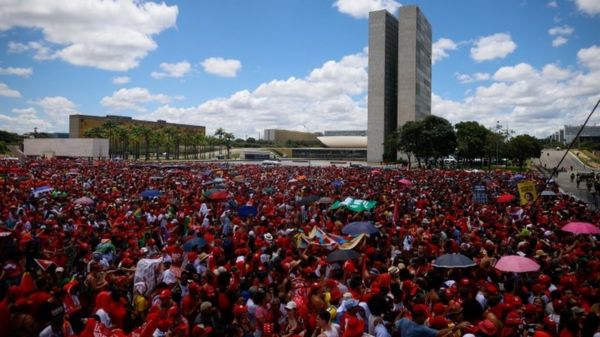 Лула да Силва принял присягу президента Бразилии. Проигравший ему Жаир Болсонару улетел в США