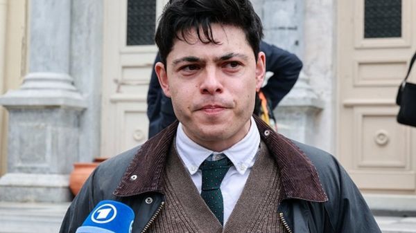 С волонтеров, помогавших мигрантам добраться до Греции и попавших под суд на Лесбосе, снято обвинение в шпионаже