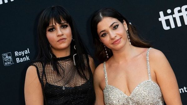 С волонтеров, помогавших мигрантам добраться до Греции и попавших под суд на Лесбосе, снято обвинение в шпионаже