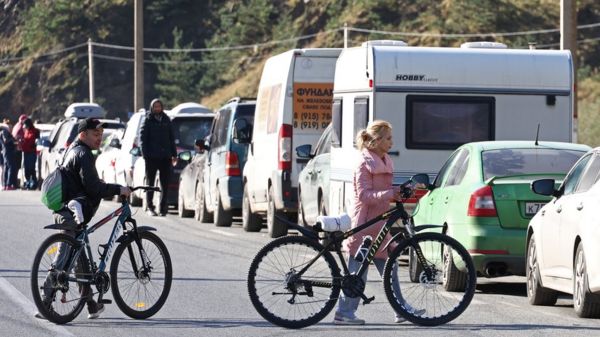 Володин предложил конфисковывать имущество уехавших из России. Песков призвал не открывать "ящики Пандоры"