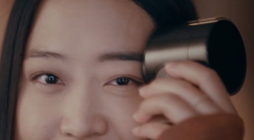 L’Oreal анонсировала «умные» гаджеты для рисования идеальных бровей и нанесения губной помады