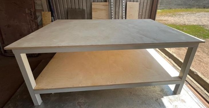 Почему стоит сделать стол с металлическим каркасом