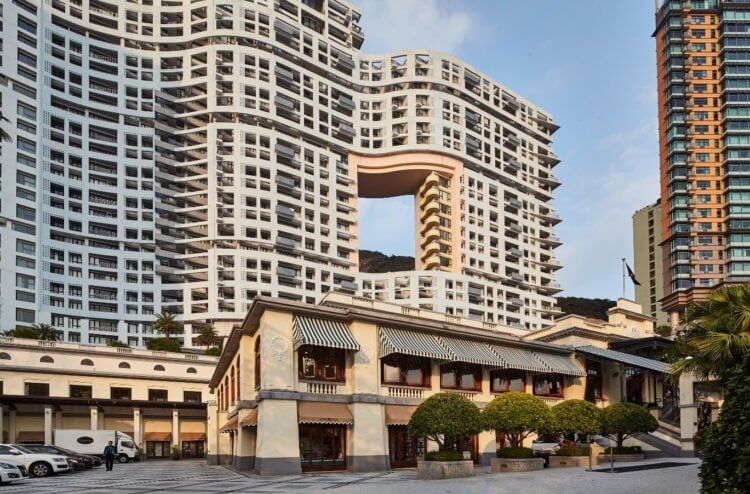 Почему в Гонконге строят дома с «дырой» посередине