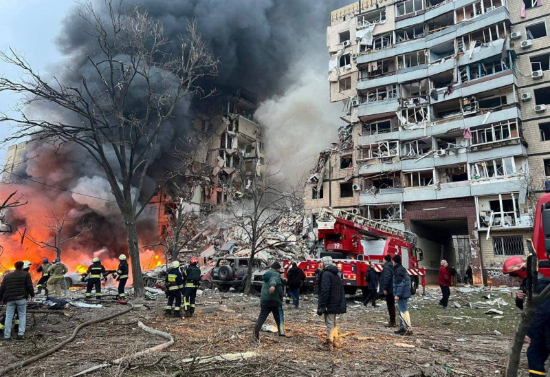 Российские войска второй раз за день обстреливают Украину. В Днепре ракета попала в многоэтажку, погибли пять человек