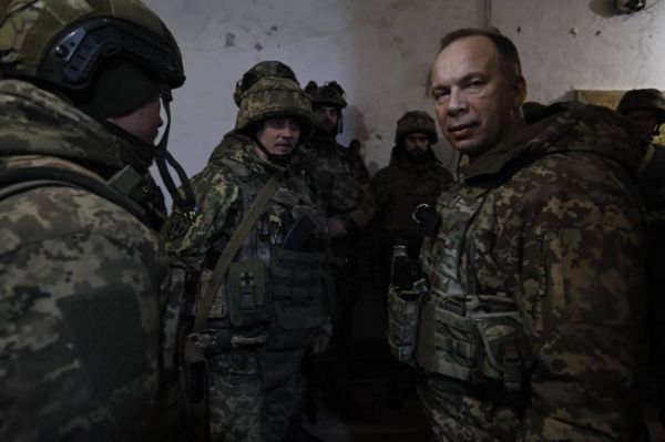 Россия заявляет, что постепенно окружает Бахмут. Что происходит на самом горячем участке фронта