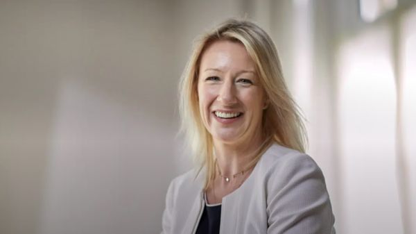 Смерти в британской частной школе. Полиция считает, что муж директора колледжа убил жену и дочь, а потом покончил с собой