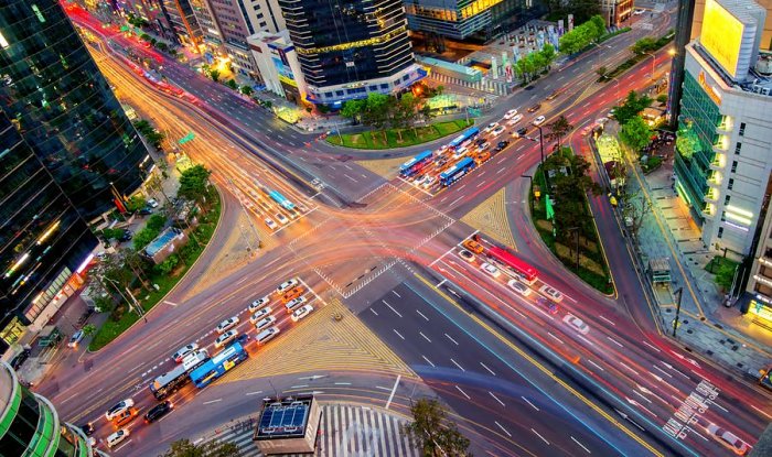 Добавление в светофоры белого света поможет ускорить трафик и сэкономить топливо