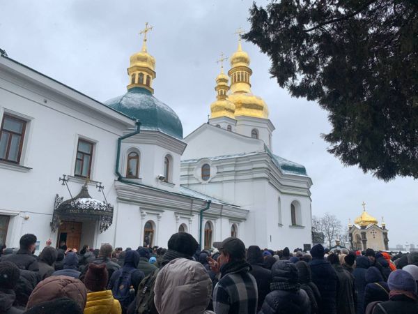 "Господь вам не простит". УПЦ отказалась освобождать Киево-Печерскую лавру, но один из ее архимандритов перешел в ПЦУ