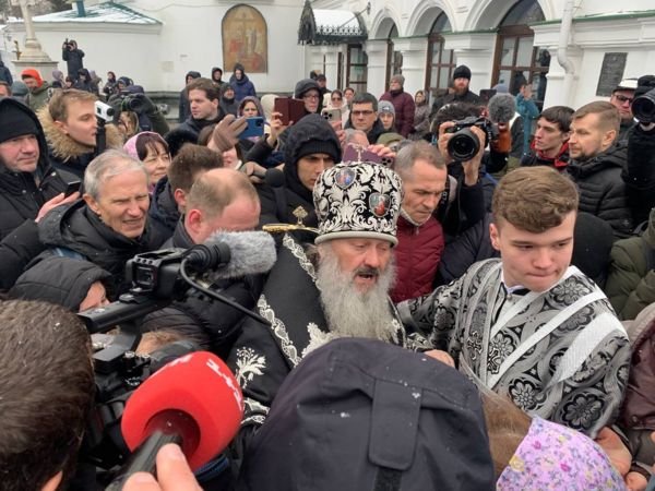 "Господь вам не простит". УПЦ отказалась освобождать Киево-Печерскую лавру, но один из ее архимандритов перешел в ПЦУ