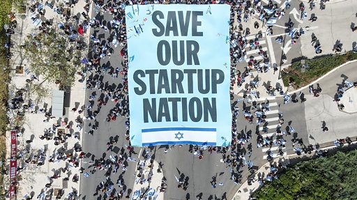 Нетаньяху отложил судебную реформу на фоне протестов и всеобщей забастовки