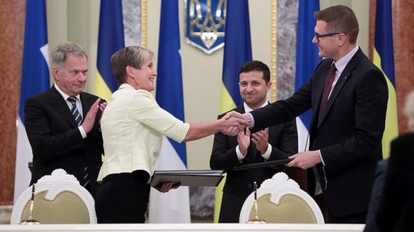 Экс-глава СБУ и друг Зеленского Баканов, которого подозревали в срыве подготовки к войне, официально ни в чем не обвиняется. Почему это важно для Украины