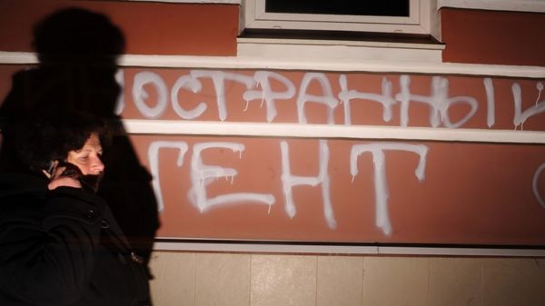 Экономиста Сергея Гуриева и политика Геннадия Гудкова объявили "иноагентами" в России