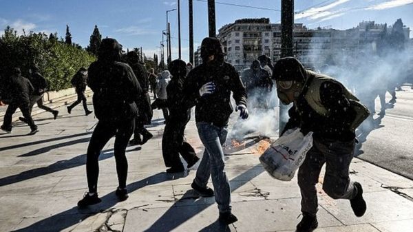 Протесты и забастовка в Греции из-за столкновения двух поездов и плохого состояния железных дорог