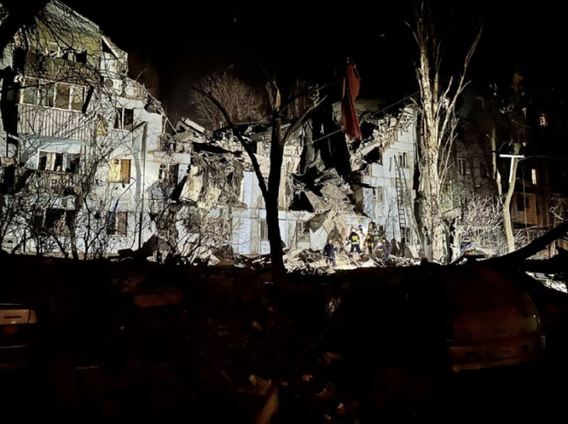 Российские военные ударили по жилому дому в Запорожье: обрушилось несколько этажей, есть погибшие