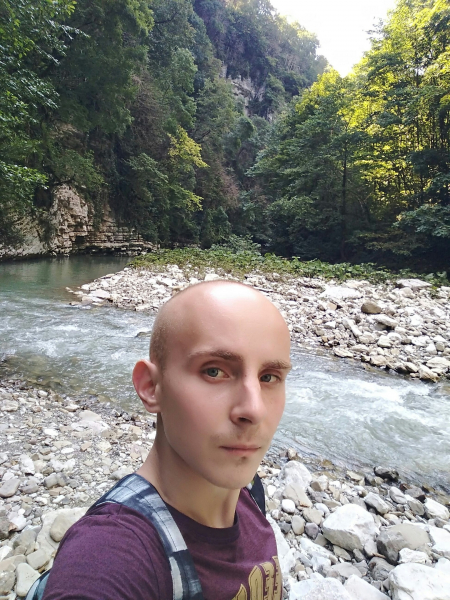 Суд в Ростове прекратил уголовное дело против одного из фигурантов дела о нанесении граффити "Путин – вор!" на стену жилого дома