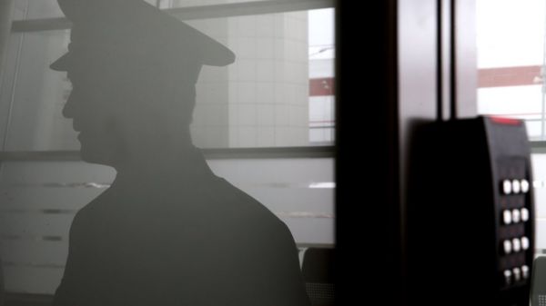 Прокурор потребовал назначить московскому полицейскому девять лет колонии за "антивоенный" разговор по телефону