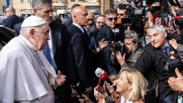 "Я все еще жив". Папа римский Франциск выписан из больницы