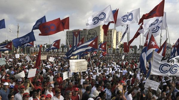 На Кубе отменили первомайскую демонстрацию: нет горючего, чтобы свозить на нее людей