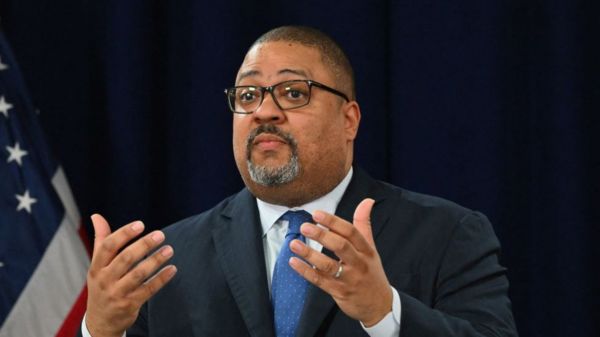 Трампу предъявлены обвинения в фальсификации отчетности. Он не признал вину и сказал сторонникам, что судья его ненавидит