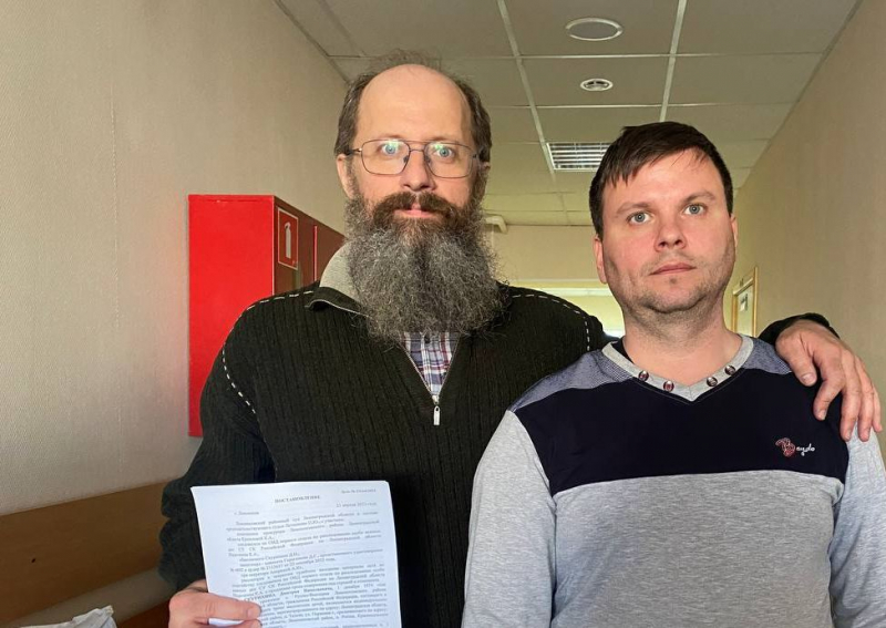 Активиста Дмитрия Скурихина, разрисовавшего свой магазин антивоенными лозунгами, перевели из СИЗО под домашний арест