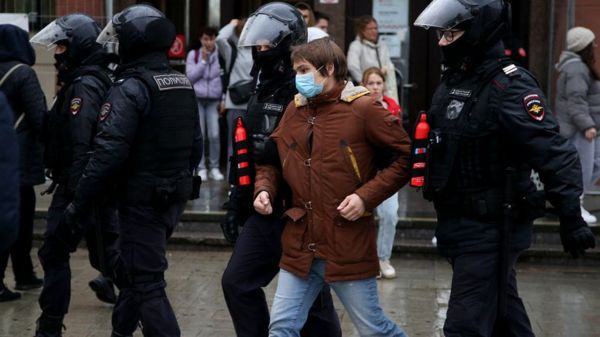 В КС России подали жалобы на статью о "дискредитации" армии. Илья Яшин среди тех, кто требует ее отмены