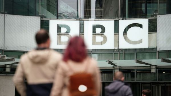 Председатель совета управляющих Би-би-си Ричард Шарп подал в отставку после скандала из-за займа Бориса Джонсона