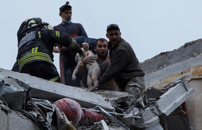 Число погибших после удара армии РФ по жилому многоэтажному дому в Славянске выросло до 12